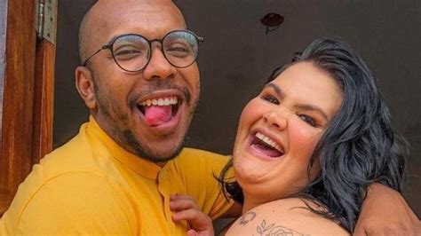 Thais Carla aparece nua com o marido em foto no banheiro: 'Amor'.
